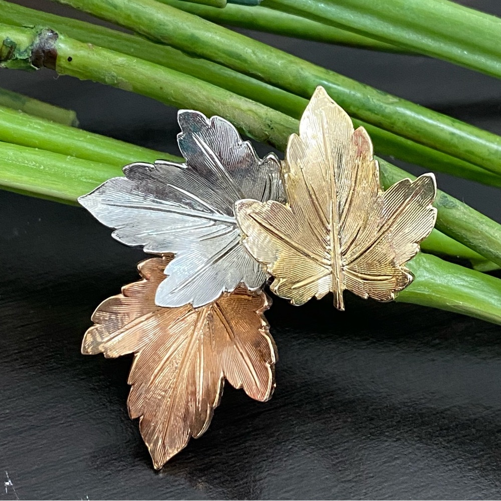 Vintage Unsigned Tri-color Gold Silver Rose-gold Maple Leaf Brooch